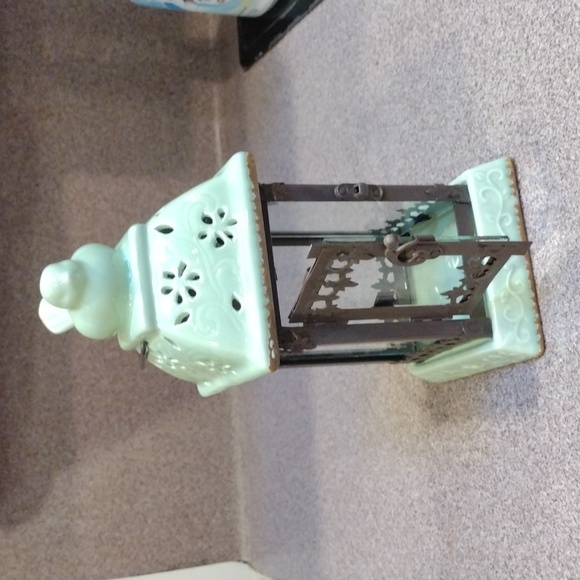 Pastel Green Ceramic Lantern With Dove On Top 🕊️ - Picture 4 of 9